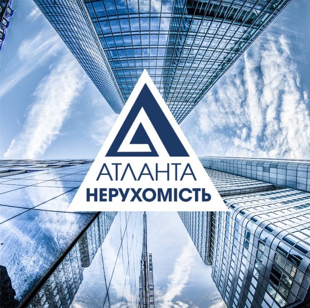 Логотип компанії на фоні будівель